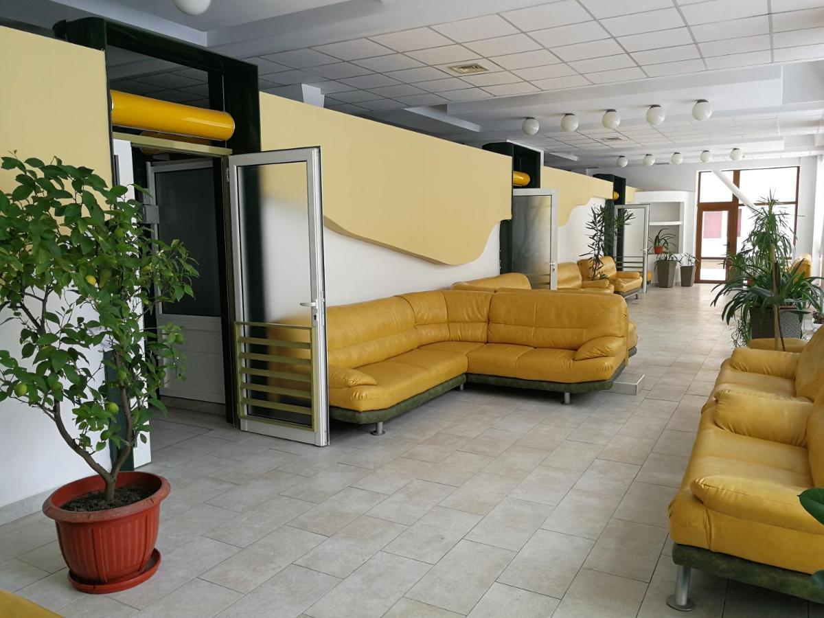 Отель Complex Balnear Cerbul Ковасна Экстерьер фото